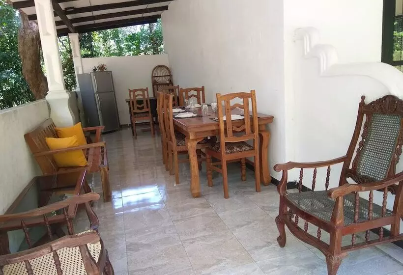 ベッドアンドブレックファースト Amron Resort Sigiriya