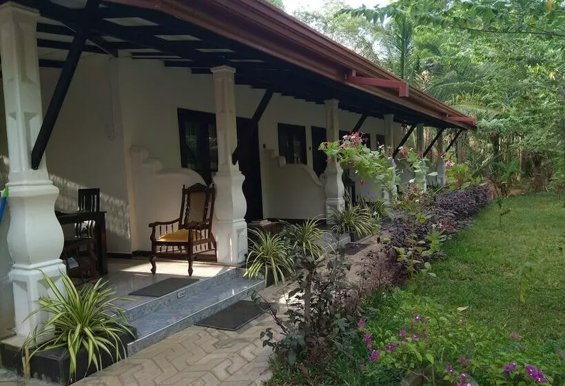 ベッドアンドブレックファースト Amron Resort Sigiriya