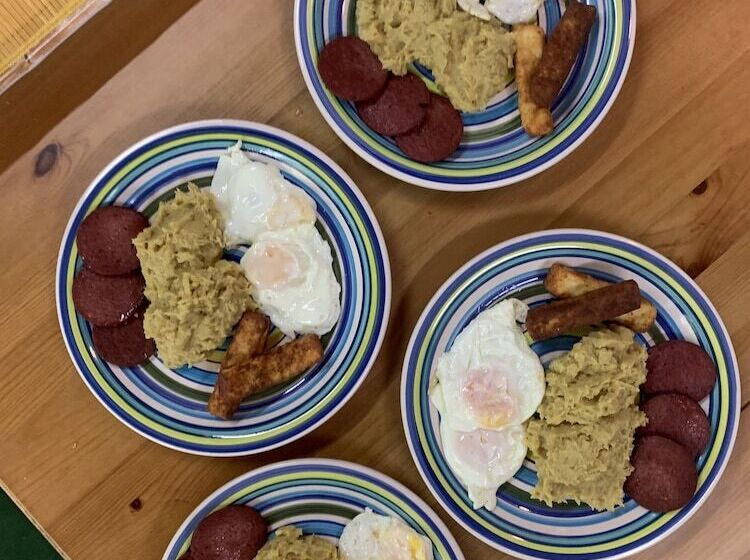 تختخواب و صبحانه Campito Loving