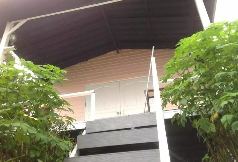 Flora Hill Pongyang Resort