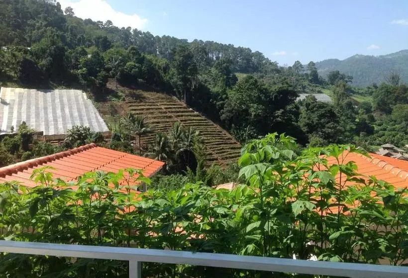 Flora Hill Pongyang Resort