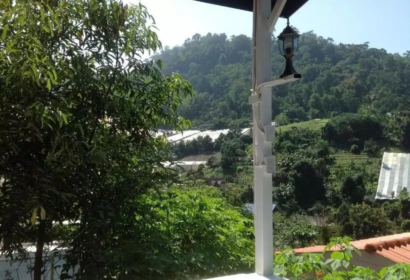 Flora Hill Pongyang Resort