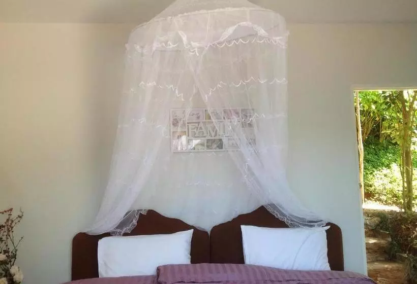 Flora Hill Pongyang Resort