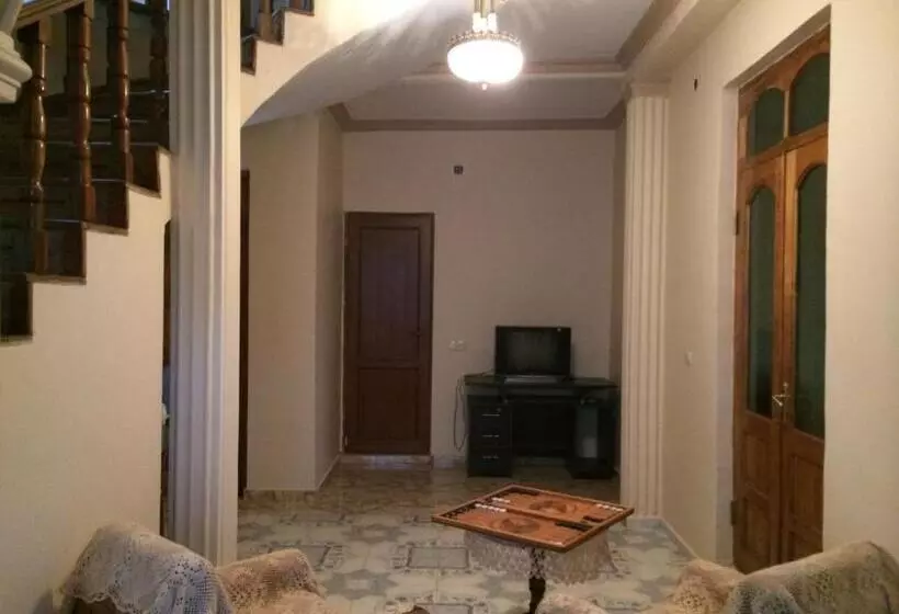 پانسیون Talo's Guest House