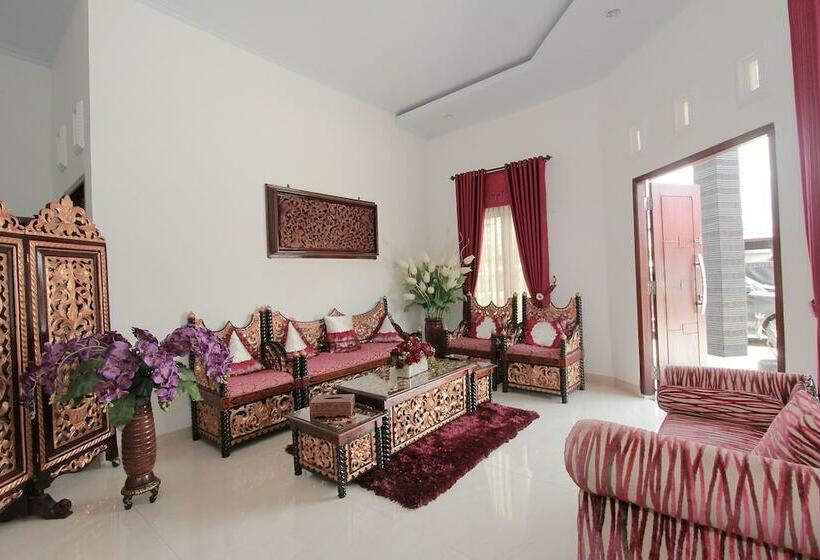 בית מלון כפרי Oyo 435 Panglima Polim Residence