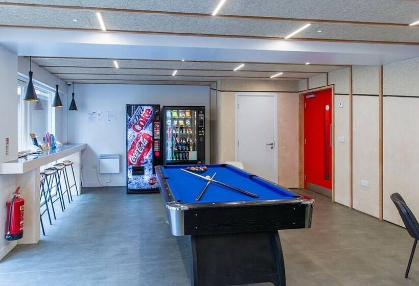 هاستل Axo Shelbourne