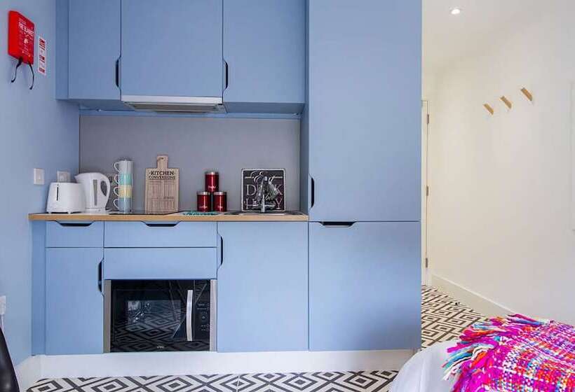 هاستل Axo Shelbourne