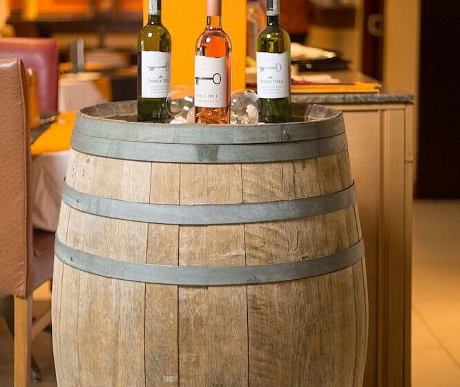 La Cour Hotels And Apartments Glover