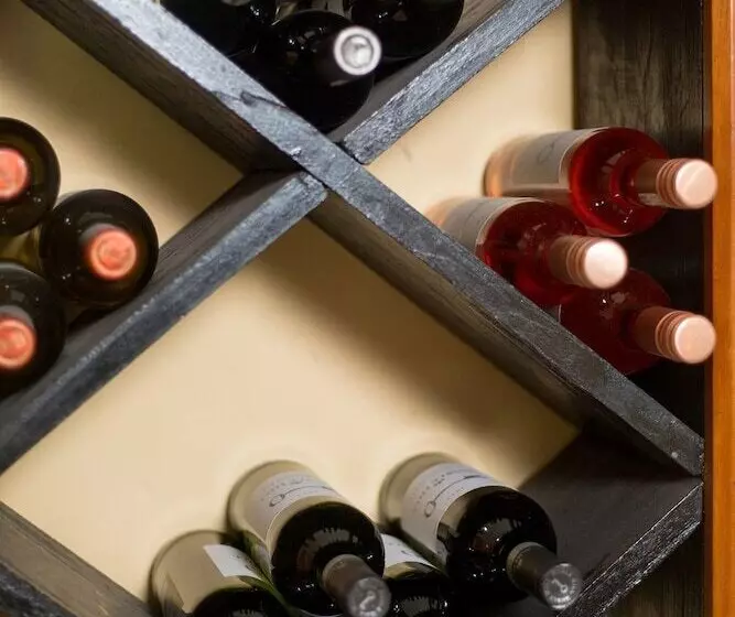 La Cour Hotels And Apartments Glover