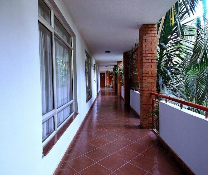 La Cour Hotels And Apartments Glover