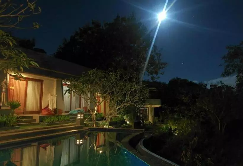 Retkeilymaja Bagus Ink Surf Camp