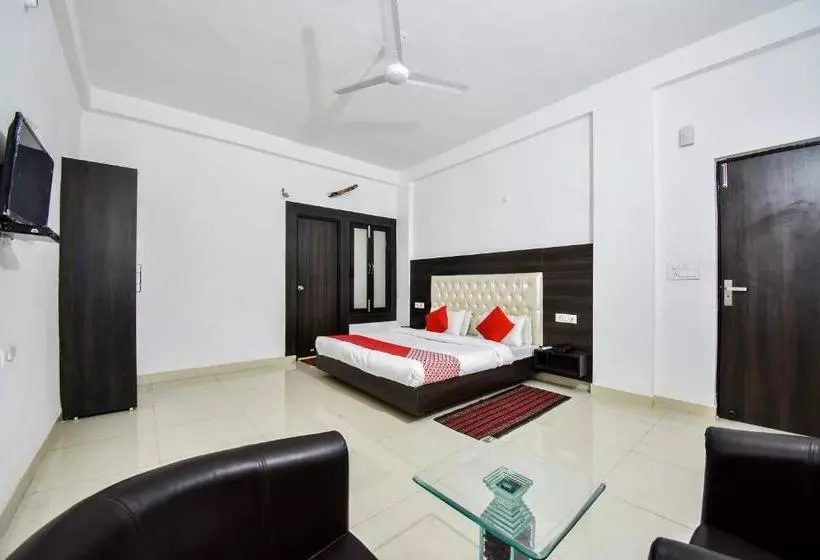 Oyo 27704 Hotel Victoria