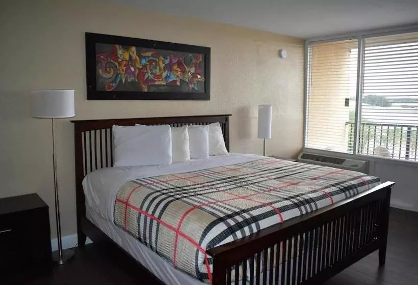 Hotel Apm Inn & Suites