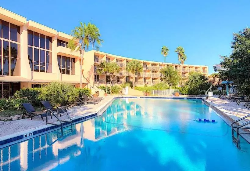 Hotel Apm Inn & Suites