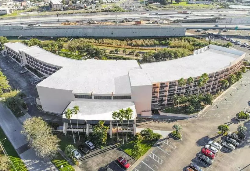 Hotel Apm Inn & Suites