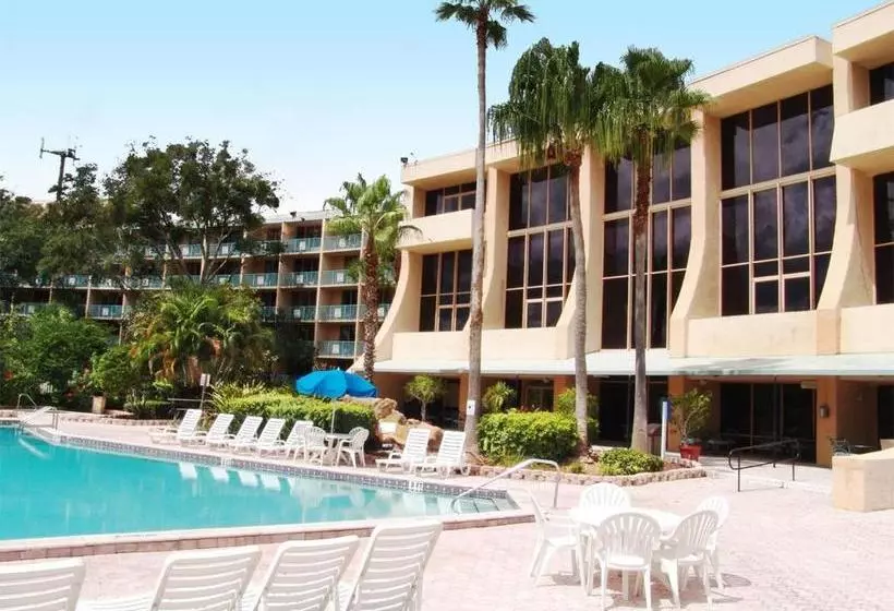 Hotel Apm Inn & Suites
