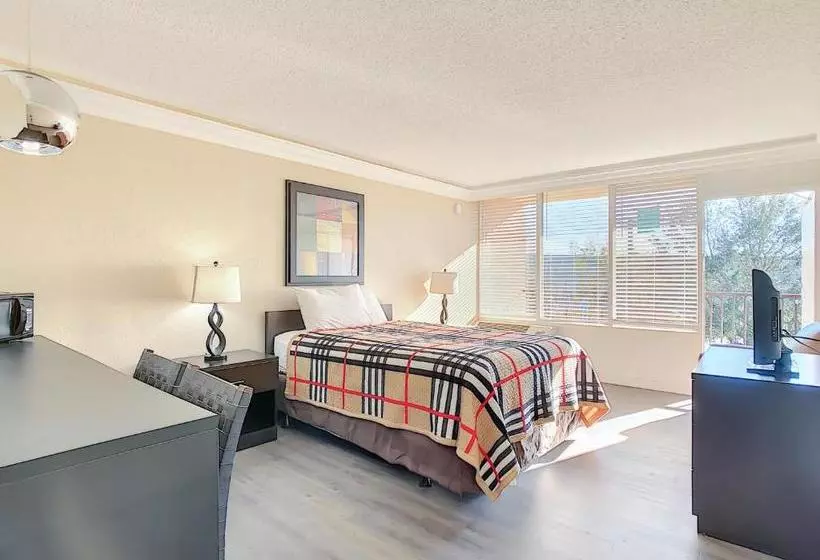 Hotel Apm Inn & Suites