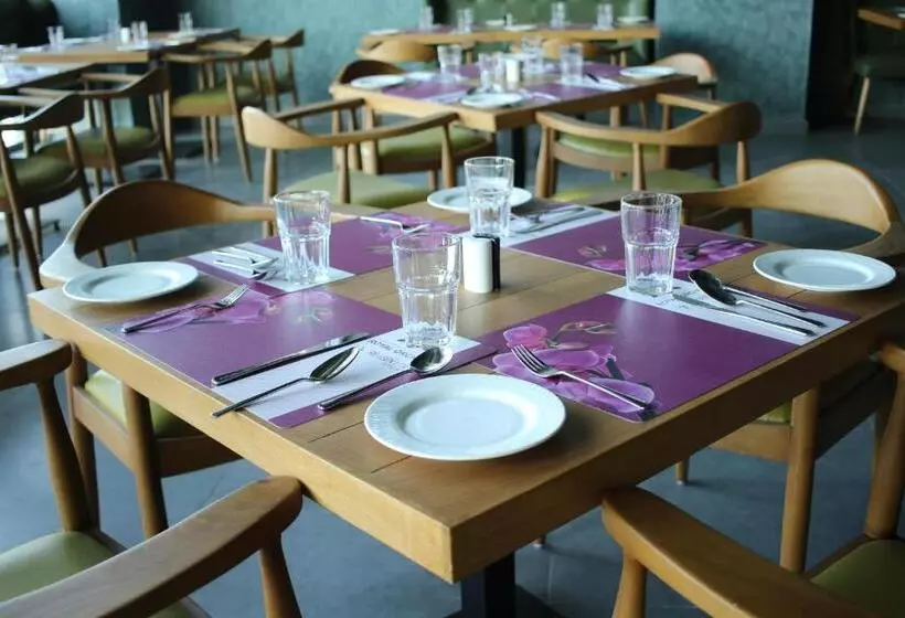 Hotel Regenta Central Harsha Vapi