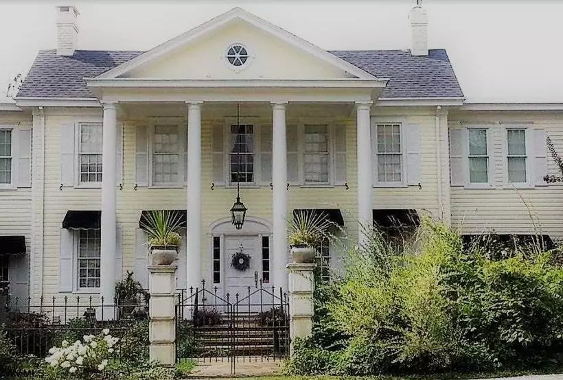 تختخواب و صبحانه The Lake Manor