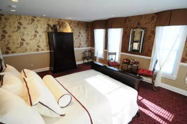 تختخواب و صبحانه The Lake Manor