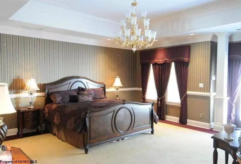 تختخواب و صبحانه The Lake Manor