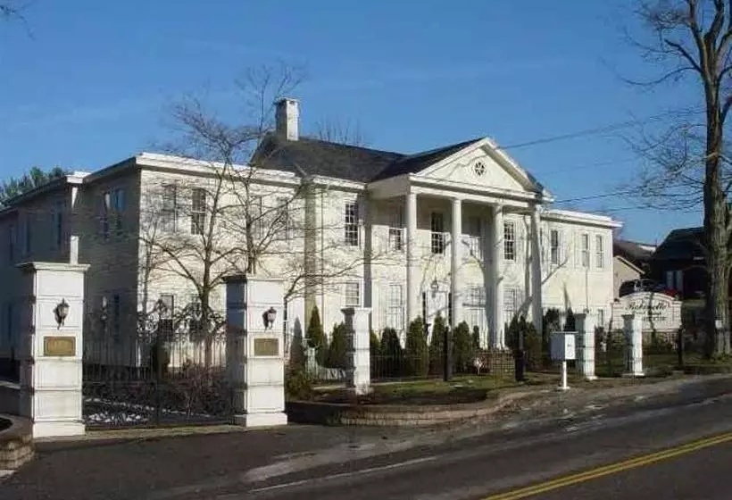 تختخواب و صبحانه The Lake Manor