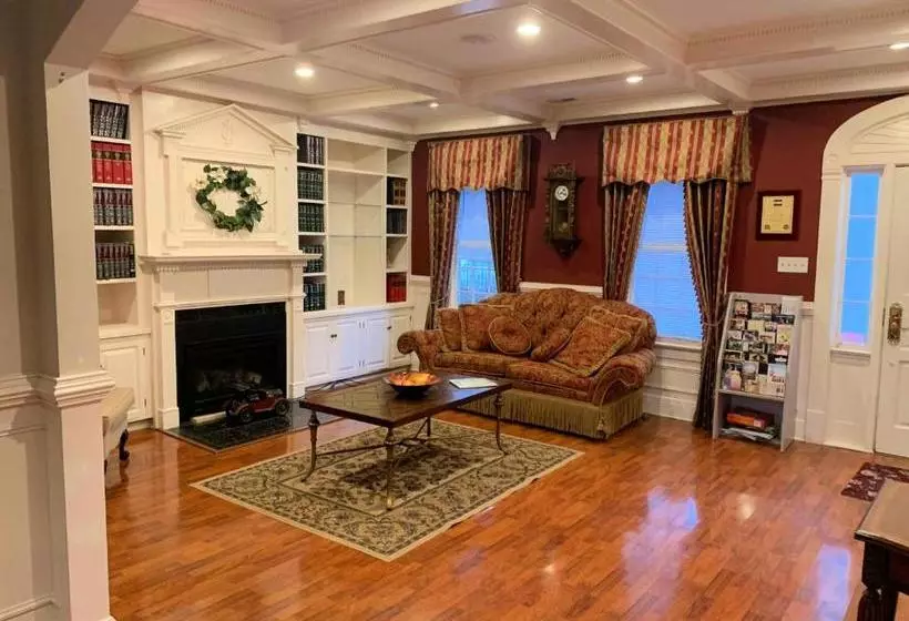 تختخواب و صبحانه The Lake Manor