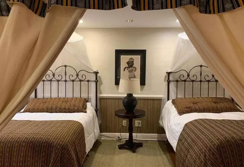 تختخواب و صبحانه The Lake Manor
