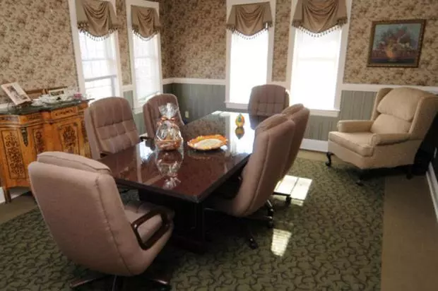 تختخواب و صبحانه The Lake Manor