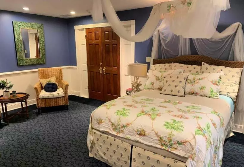 تختخواب و صبحانه The Lake Manor