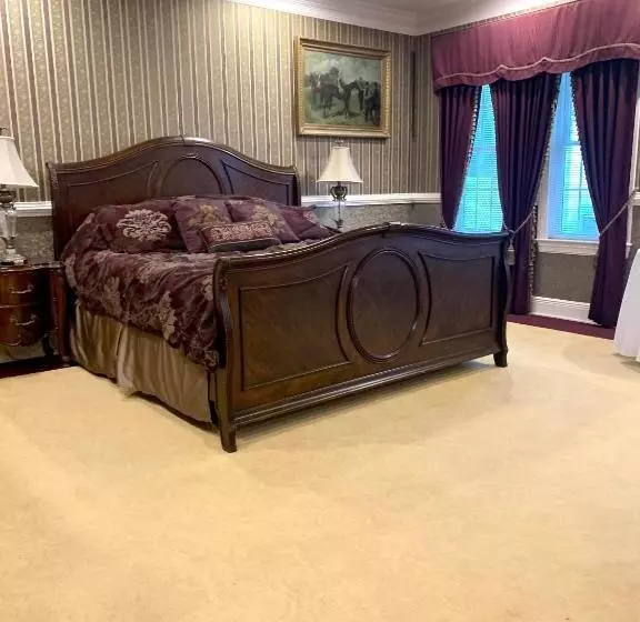 تختخواب و صبحانه The Lake Manor