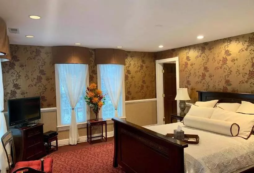 تختخواب و صبحانه The Lake Manor