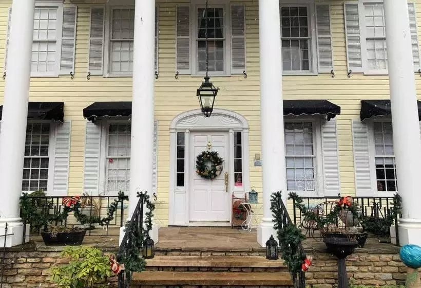 تختخواب و صبحانه The Lake Manor