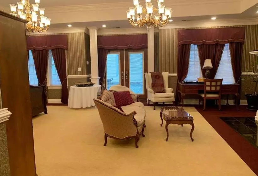تختخواب و صبحانه The Lake Manor