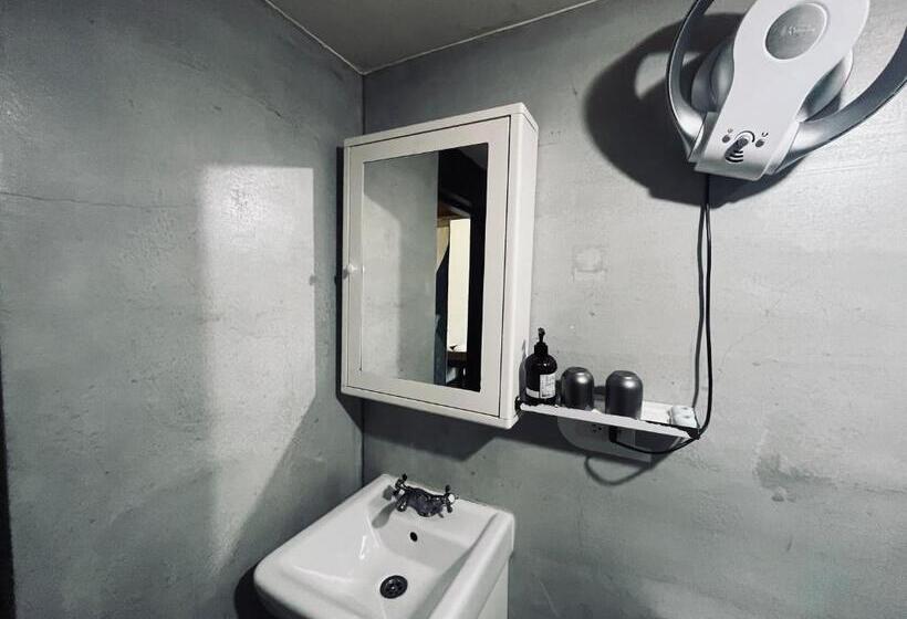 白紙寓所blank Slate B&b 鄰近夜市四人包棟