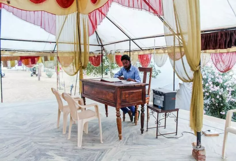 ホテル Oyo 26228 Royal Camps
