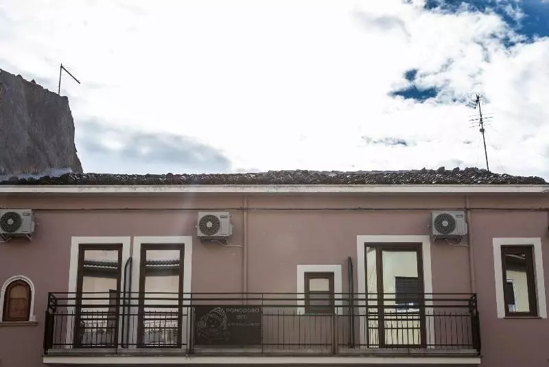 ベッドアンドブレックファースト Pomodoro Bed