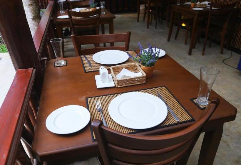 Отель Click Hiriketiya