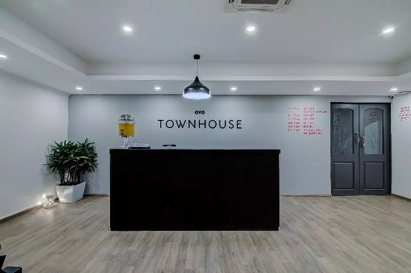 ホテル Oyo Townhouse 042 Urvashi Theatre