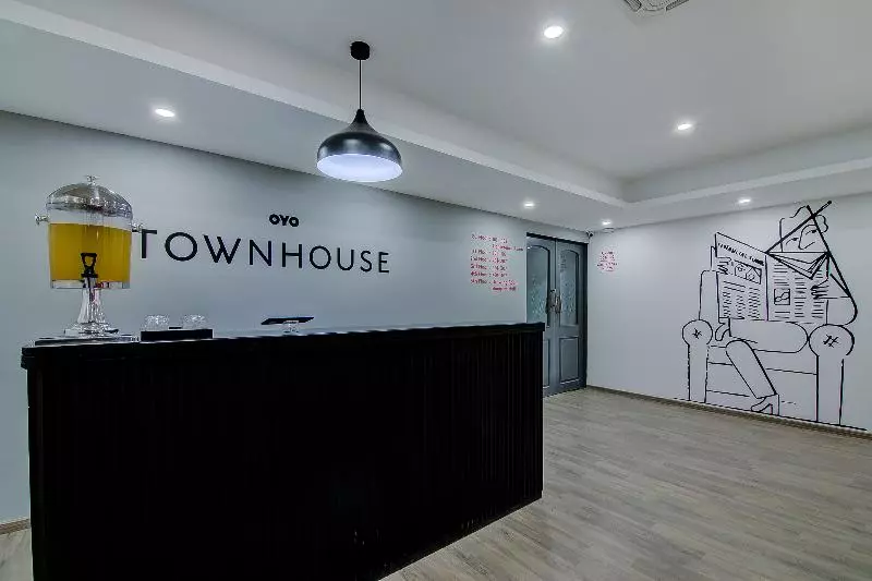 ホテル Oyo Townhouse 042 Urvashi Theatre