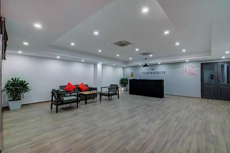 ホテル Oyo Townhouse 042 Urvashi Theatre