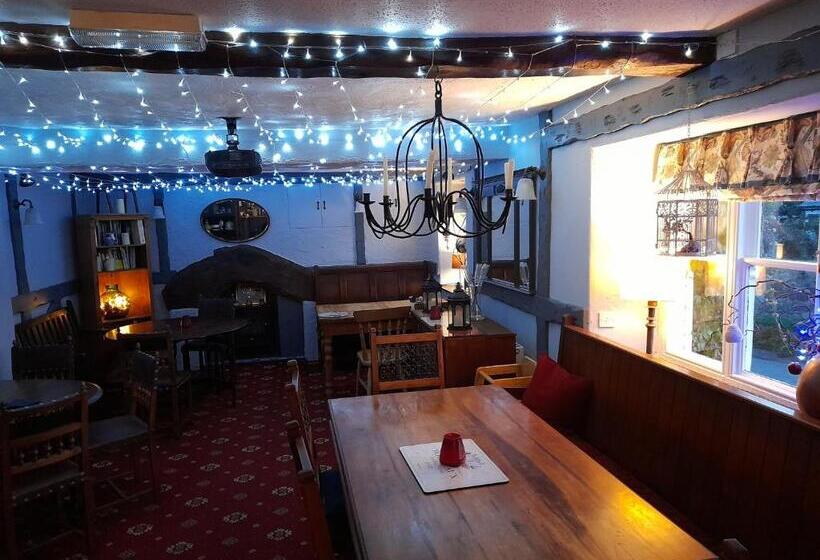 בית מלון כפרי The Golden Lion Inn