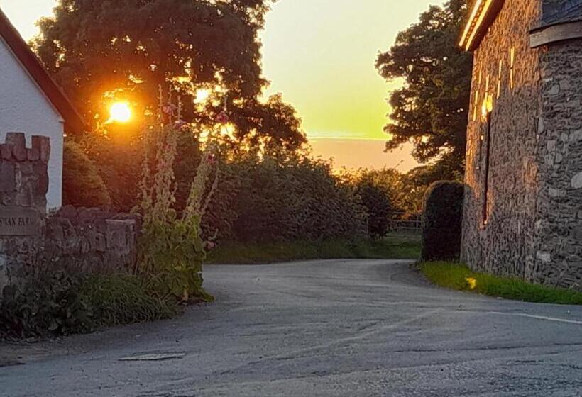 בית מלון כפרי The Golden Lion Inn