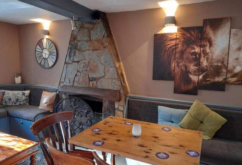 בית מלון כפרי The Golden Lion Inn