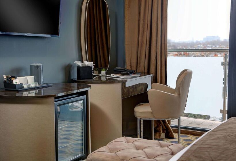 Putney Hotel; Bw Signature Collection