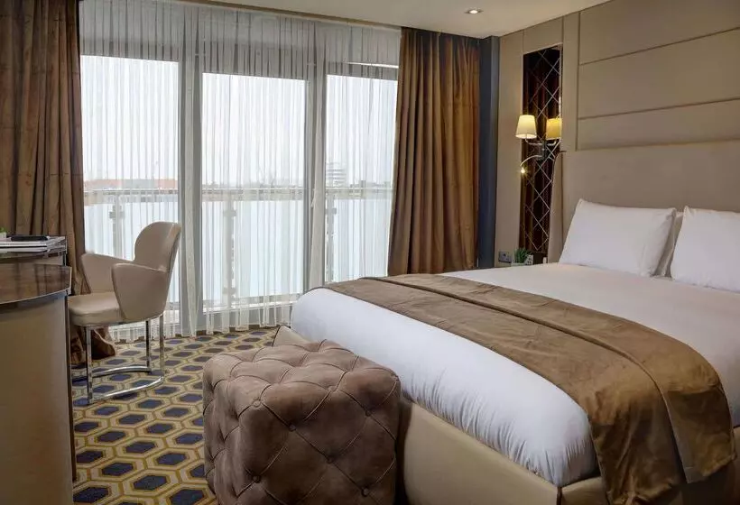Putney Hotel; Bw Signature Collection