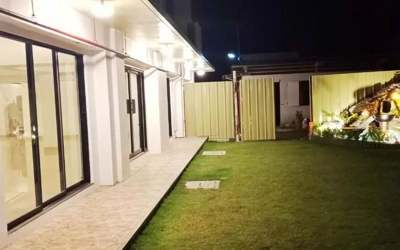ホテル Reddoorz Plus Near Mcarthur Park Tacloban