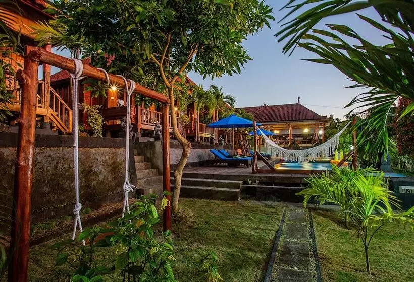 Hotelli Tatak Bunut Villa Ceningan
