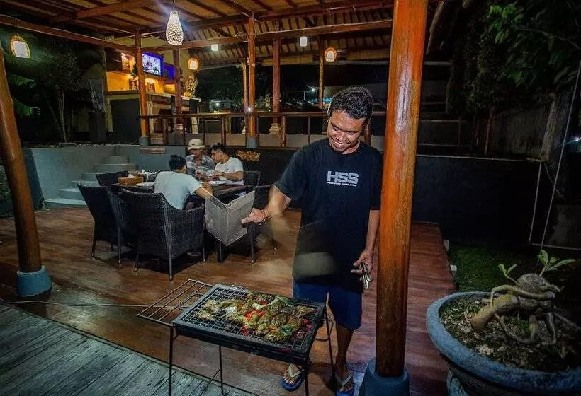 Hotelli Tatak Bunut Villa Ceningan