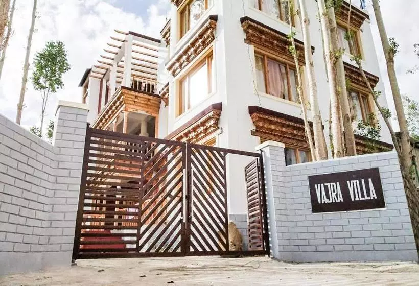 هتل Vajra Villa